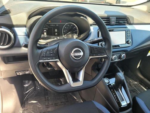 Aspen White Tricoat 2025 Nissan Versa 1.6 SV