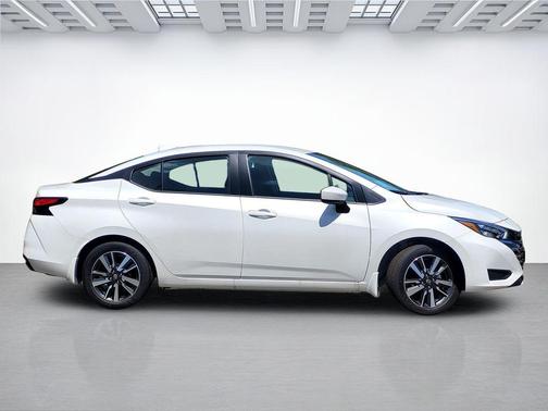 Aspen White Tricoat 2025 Nissan Versa 1.6 SV