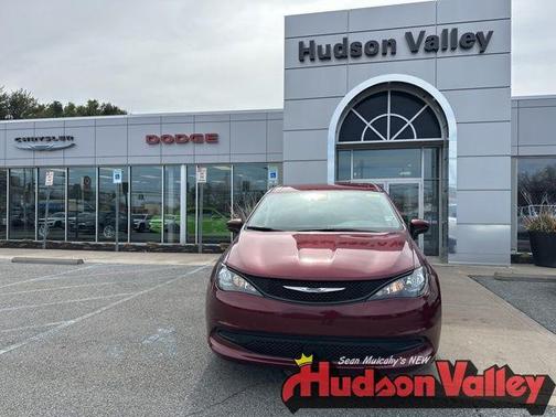 Velvet Red Pearlcoat 2023 Chrysler Voyager LX