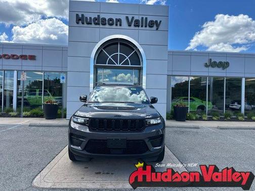 Baltic Gray Metallic Clearcoat 2023 Jeep Grand Cherokee Altitude