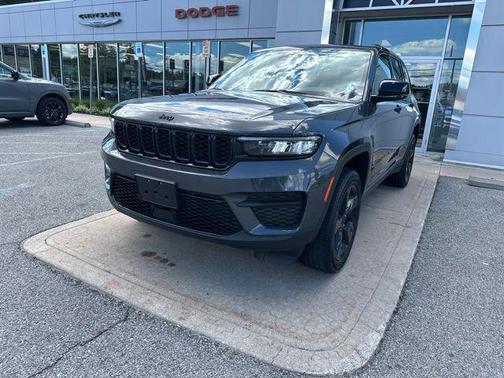 Baltic Gray Metallic Clearcoat 2023 Jeep Grand Cherokee Altitude