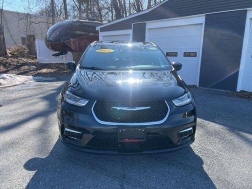 Diamond Black Crystal Pearlcoat 2025 Chrysler Pacifica L