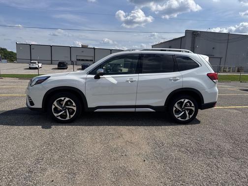 Crystal White Pearl 2023 Subaru Forester Touring