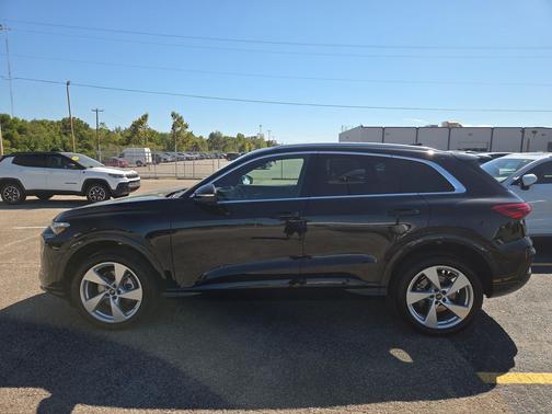 Mythos Black Metallic 2026 Audi Q5 Premium Plus TFSI quattro S tronic