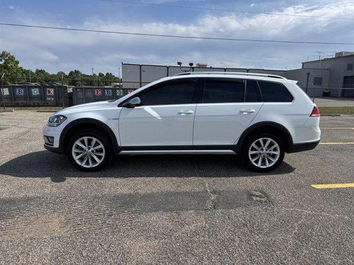 'WHITE' 2019 Volkswagen Golf Alltrack TSI S