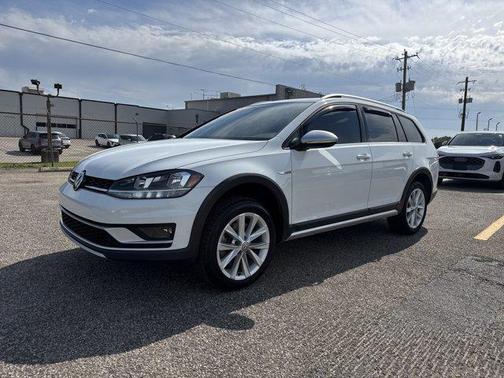 'WHITE' 2019 Volkswagen Golf Alltrack TSI S