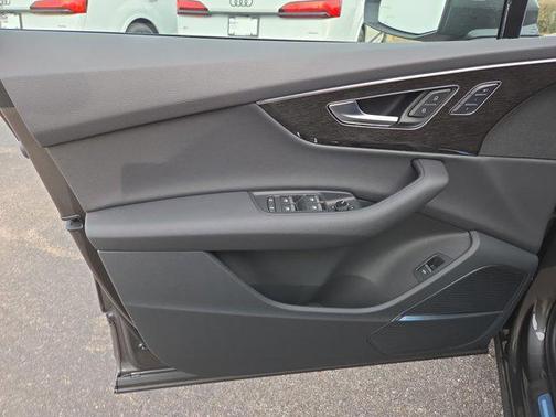 SAMURAI GRAY MET 2026 Audi Q7 45 Premium