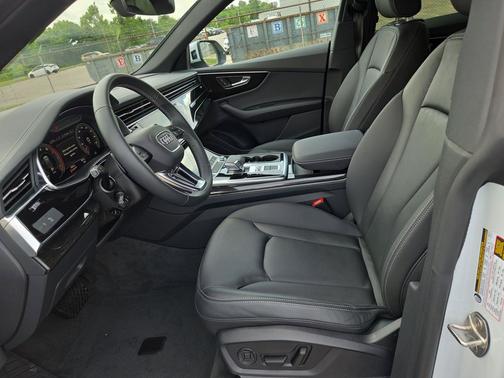 Glacier White Metallic 2025 Audi Q8 55 Premium