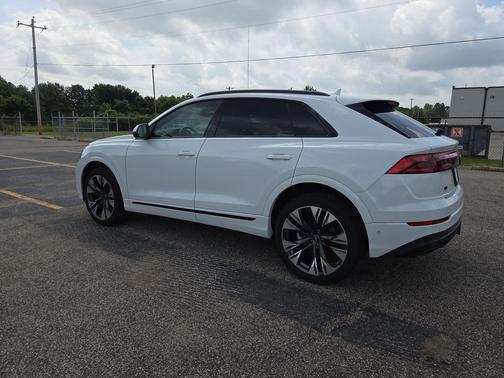 Glacier White Metallic 2025 Audi Q8 55 Premium