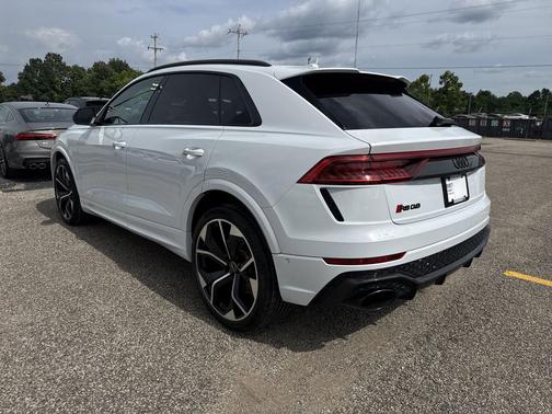 Glacier White Metallic 2024 Audi RS Q8 4.0T