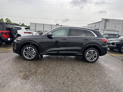 Mythos Black Metallic 2025 Audi Q5 Premium TFSI quattro S tronic
