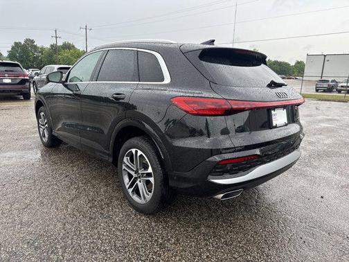 Mythos Black Metallic 2025 Audi Q5 Premium TFSI quattro S tronic