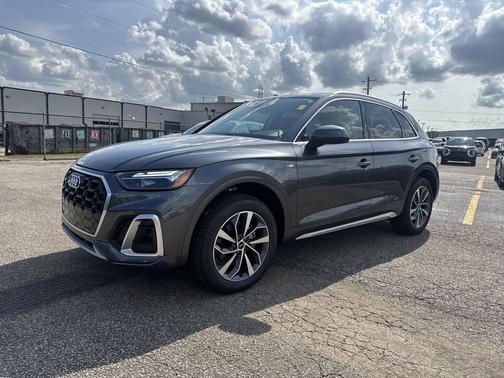 Daytona Gray Pearl Effect 2023 Audi Q5 45 S line Premium