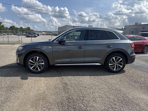 Daytona Gray Pearl Effect 2023 Audi Q5 45 S line Premium