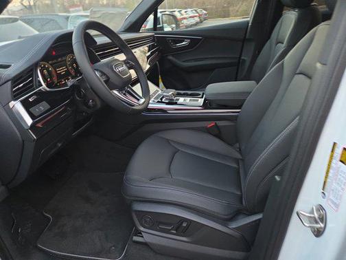 GLACIER WHITE MET 2026 Audi Q7 45 Premium
