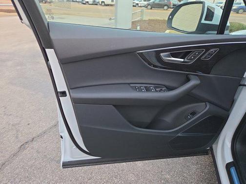 GLACIER WHITE MET 2026 Audi Q7 45 Premium