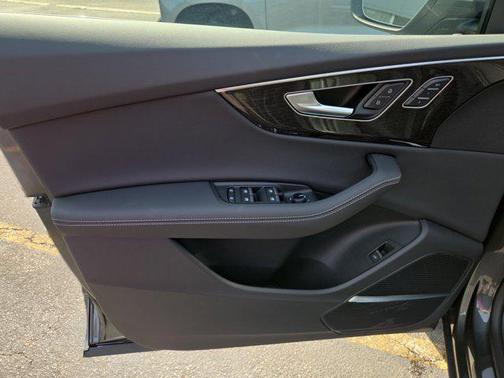 Daytona Gray Pearl Effect 2026 Audi Q8 55 Premium Plus