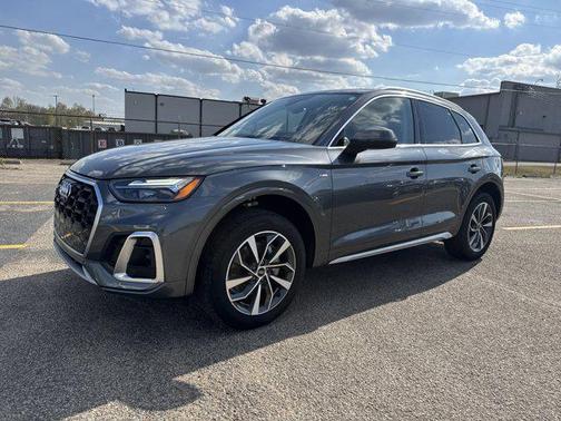 Daytona Gray Pearl Effect 2024 Audi Q5 45 S line Premium Plus