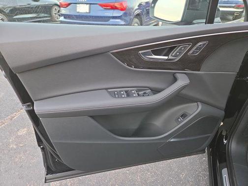 Mythos Black Metallic 2026 Audi Q7 55 Premium Plus