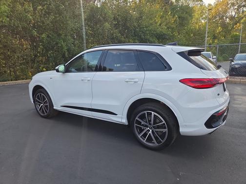 Glacier White Metallic 2026 Audi Q5 Premium Plus TFSI quattro S tronic