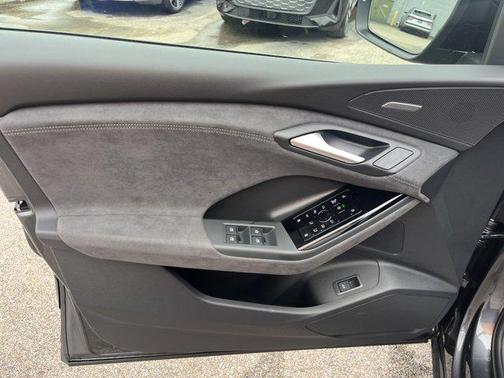 2025 Audi SQ6 e-tron Prestige quattro