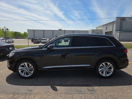 Mythos Black Metallic 2023 Audi Q7 55 Premium Plus