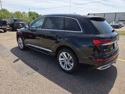 Mythos Black Metallic 2023 Audi Q7 55 Premium Plus