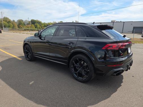Mythos Black Metallic 2027 Audi RS Q8 4.0T
