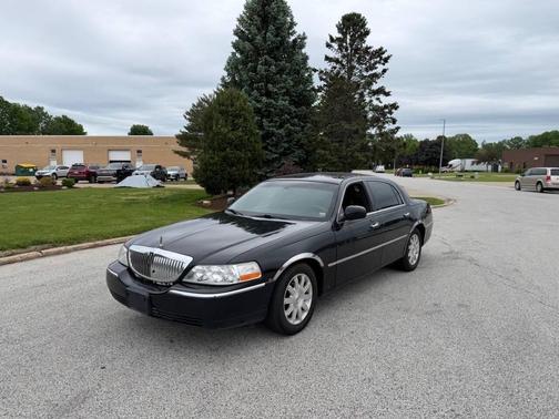 Black 2011 Lincoln Town Car Signature