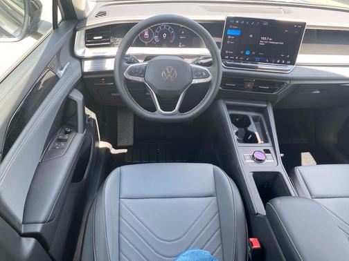 2025 Volkswagen Tiguan 2.0T SE