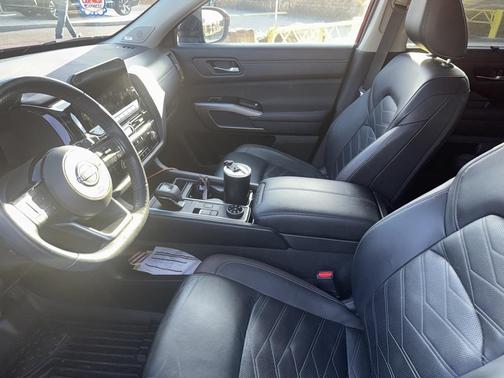 2023 Nissan Pathfinder Platinum 4WD