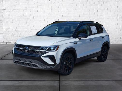 Pure White w/Deep Black Roof 2024 Volkswagen Taos 1.5T SE Black