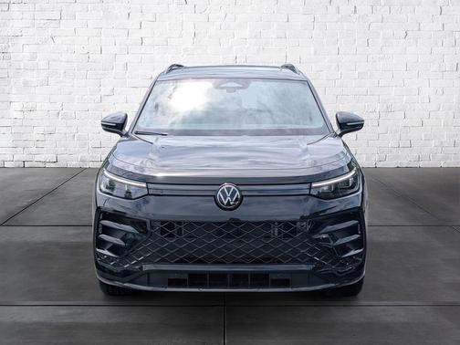 Deep Black Pearl 2025 Volkswagen Tiguan 2.0T SE R-Line Black 4MOTION