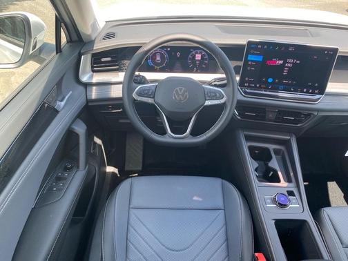 2025 Volkswagen Tiguan 2.0T SE