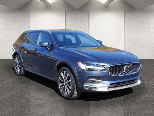 Photo 2 of 21 of 2022 Volvo V90 Cross Country B6