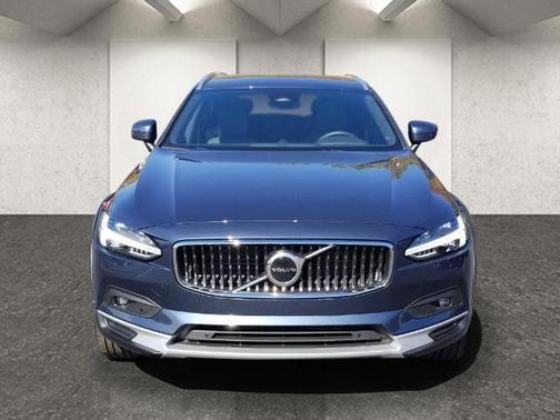 Photo 3 of 21 of 2022 Volvo V90 Cross Country B6