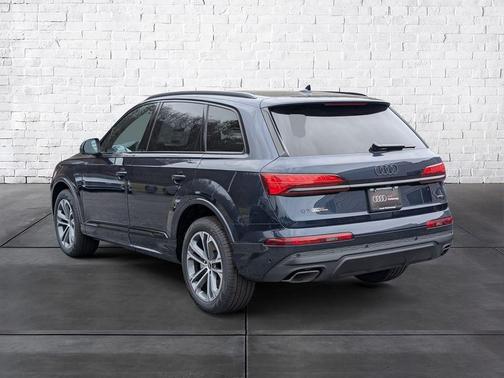 Waitomo Blue Metallic 2026 Audi Q7 45 Premium