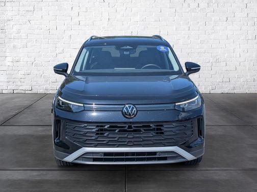 Deep Black 2025 Volkswagen Tiguan 2.0T SE 4MOTION