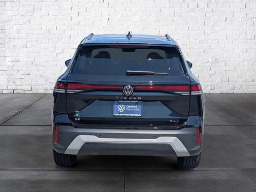 Deep Black 2025 Volkswagen Tiguan 2.0T SE 4MOTION