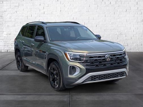 Avocado Green Pearl 2025 Volkswagen Atlas 2.0T Peak Edition