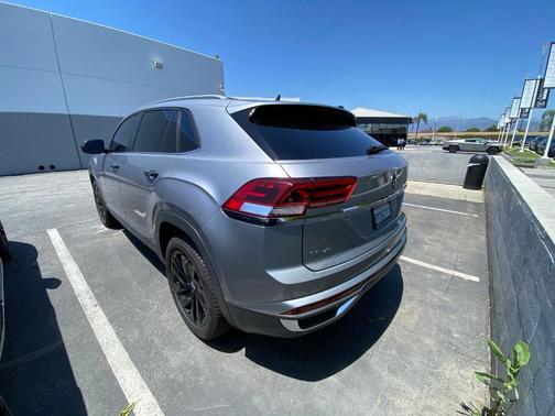 Pyrite Silver Metallic 2022 Volkswagen Atlas Cross Sport 3.6L V6 SE w/Technology