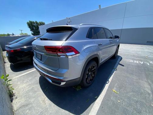 Pyrite Silver Metallic 2022 Volkswagen Atlas Cross Sport 3.6L V6 SE w/Technology