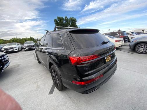 Mythos Black Metallic 2023 Audi Q7 45 Premium Plus
