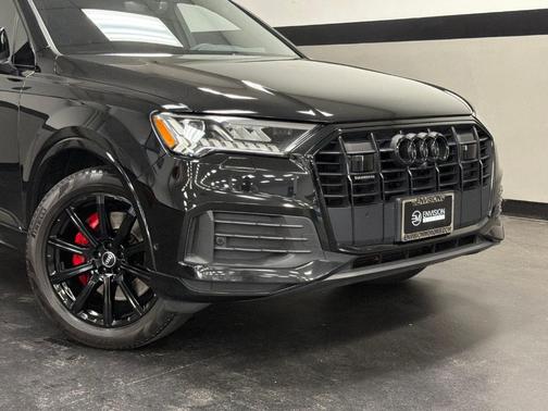 Mythos Black Metallic 2023 Audi Q7 45 Premium Plus