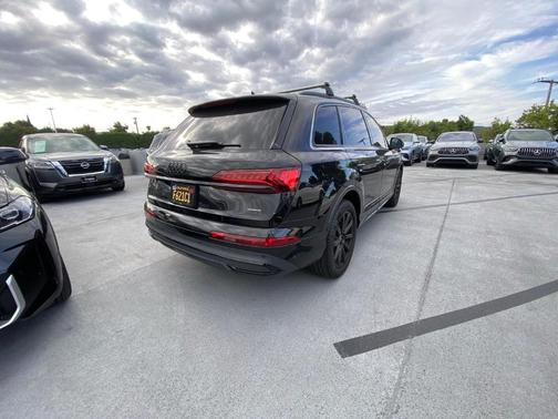 Mythos Black Metallic 2023 Audi Q7 45 Premium Plus