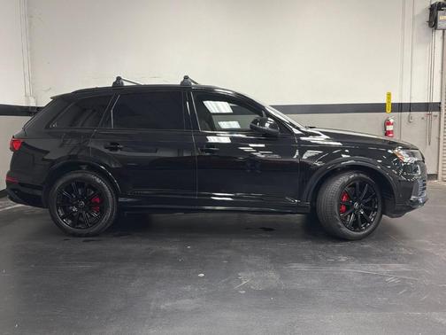 Mythos Black Metallic 2023 Audi Q7 45 Premium Plus