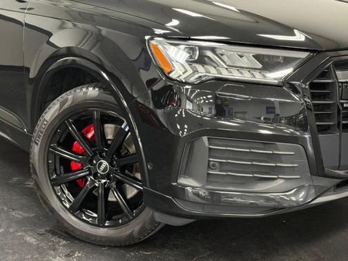 Mythos Black Metallic 2023 Audi Q7 45 Premium Plus