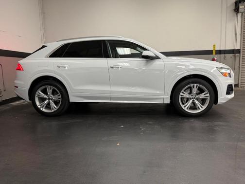 Glacier White Metallic 2023 Audi Q8 55 Premium