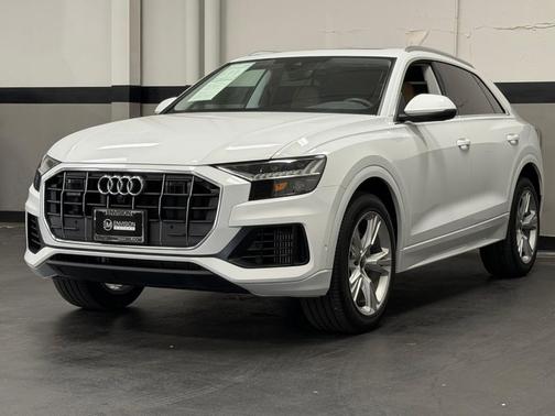 Glacier White Metallic 2023 Audi Q8 55 Premium