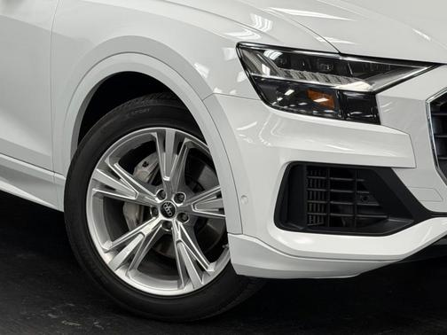 Glacier White Metallic 2023 Audi Q8 55 Premium